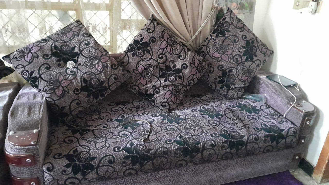 السلام عليكم تخم للبيع سعرة 100 
10 مقاعد نضيف جداا 
الرقم***********
