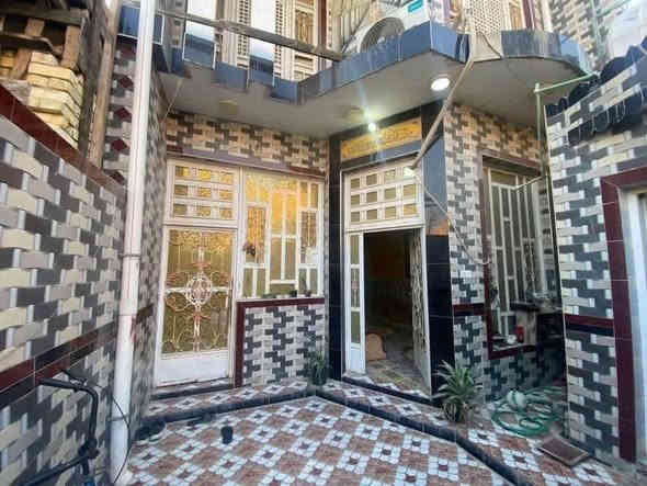 دار سكن حي الأمين أولى 
المساحة 125م + فضله
📍حي الأمين أولى  
📍قرب مدرسة هاجر
بناء حديث وخارطه حديثه گونكريت
يحتوي البيت طابق الأول يحتوي على ٤ غرف نوم
 استقبال +صاله كبيره 
غرف نوم  🛌 + مطبخ🧑‍🍳+ مجمع صحيات داخلية وخارجية🛀
الطابق الثاني
غرف نوم عدد ٣
صالة
مجمع صحيات
السعر ١٤٤
***********
