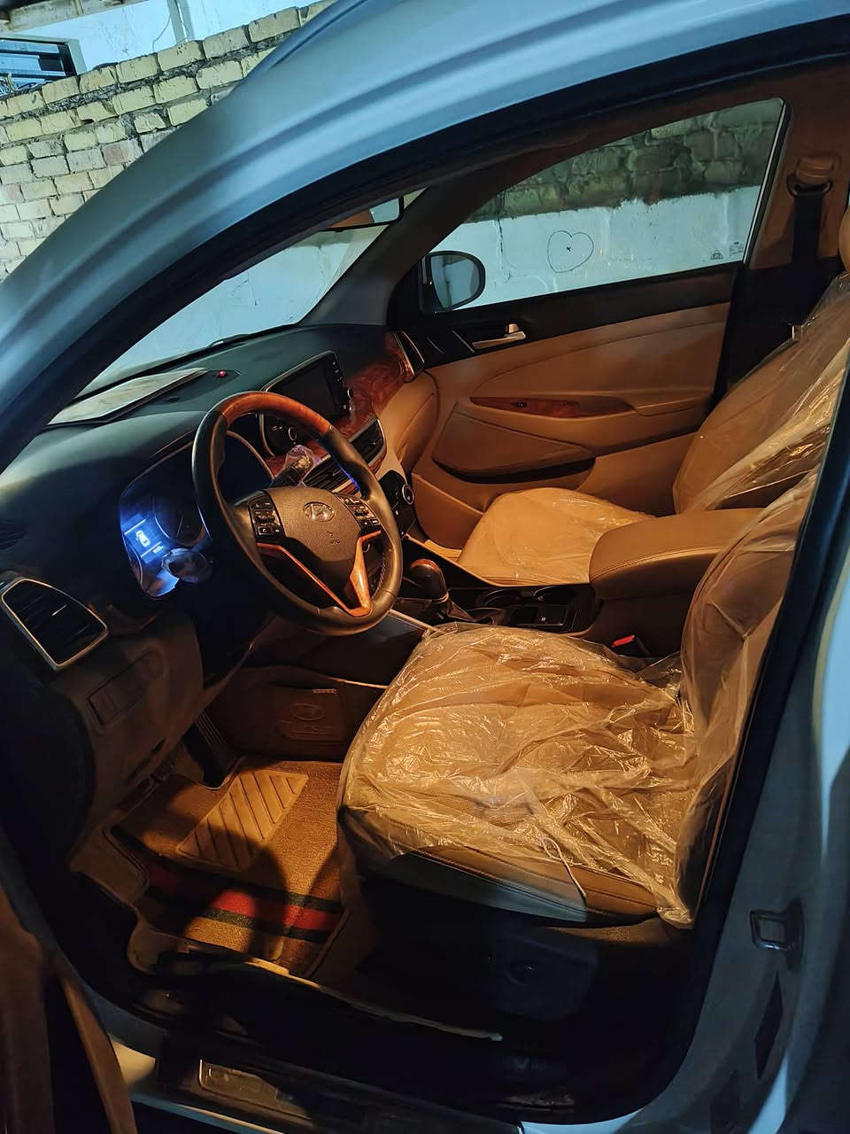 السلام عليكم توسان موديل 20خليجي كفالة عامه رقم قادسيه انكليزي  خمس عدسات شركة الكاصد ماشيه اصل 70مكان ديوانيه بيع او مراوس سياره جديده معه الكلمه ***********
