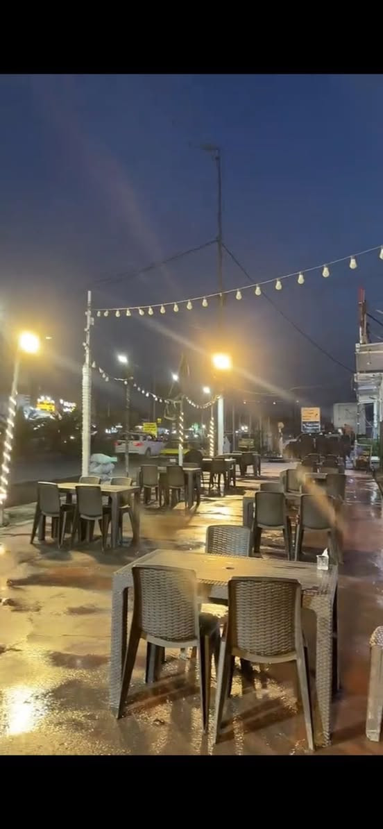السلام عليكم 
مكان وغراض مطعم كامل كلشي موجود 
كله نضيف وستعمال قليل  عنوان بغداد بلديات شارع المصرف مقابيل المصرف الرافدين للاستفسار اتصل ***********
