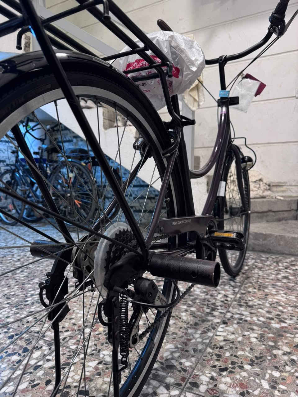 للبيع 
العنوان بغداد حي الجهاد 
رقم ***********
سعر 120وبي مجال 
بناتي سبعه نمر نضافه وجداده حساس
