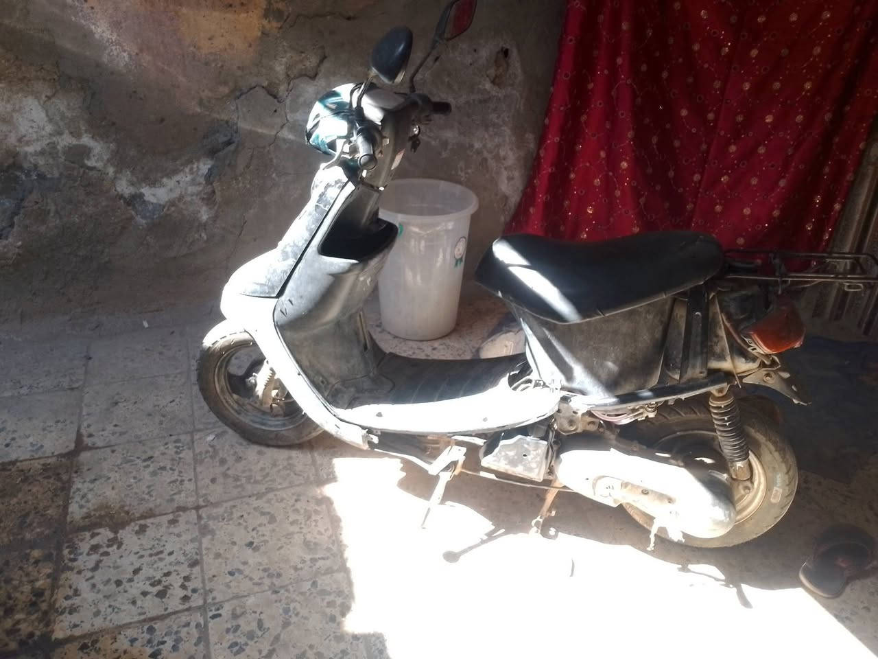 السلام عليكم شباب دراجه بتره للبيع خطين التفاصيل كامله الداراجه شغل  العنوان  حي الشهداء مقابل الاستداره مال شارع النص الدارجه جاهزه مجفته كلشي شغال بيها 
عوزها بس لايت وهورن *********** 
السعر 200مع المجال واذاء مراوس احسن بعد
