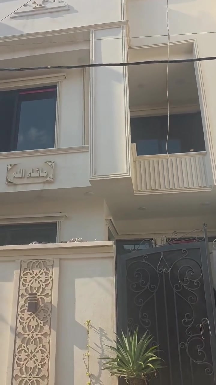 السلام عليكم بيت للبيع  فقط ١٥٠متر  الشعله الرواد طابو صرف   البيت طابقين كامل حديث بناء٢٠٢٥ مابيه اي نقص يتكون من ٦غرف نوم واستقبال طول ٧م ومطبخ ٥م وحوالي ٥×٦ و٣ مجاميع صحيه البيت كله ديكورات علما المنطقه كامله الخدمات فقط التبليط عن قريب إن شاءالله يكمل اني صاحب العقار واذا اكو مراوس بقطعه ٢٥٠ بالرواد او برئاسة الوزراء الأولى الاستفسار الاتصال على الأرقام الموجوده ***********او ***********ا او على الاواتساب او على الخاص والله خير الرازقين
