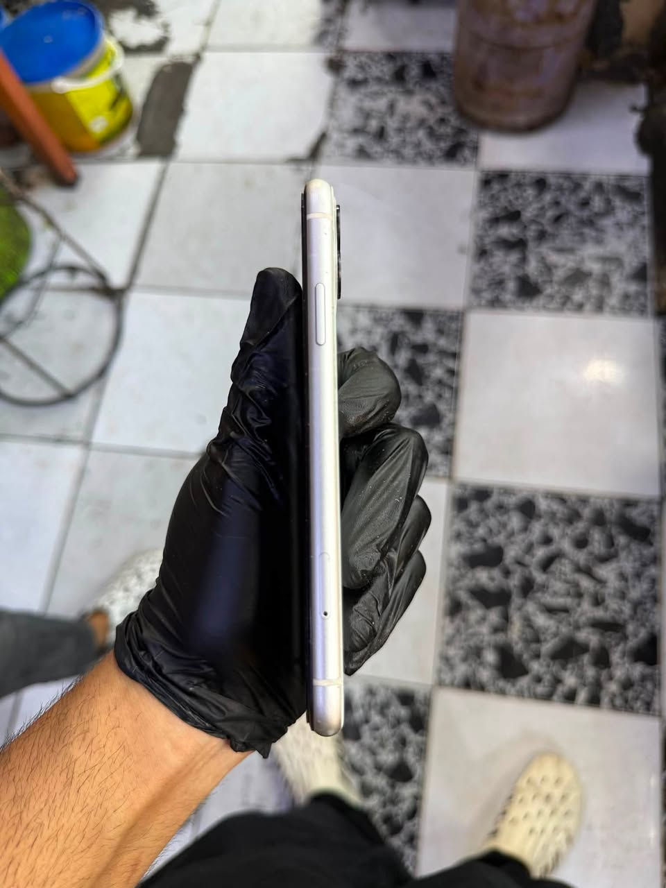 السلام عليكم عندي آيفون 11عادي  نظيف كلش مستبدل بيه فقط شاشه اصليه يطاريته 80 ذاكرة سعره 225وببه مجال مكاني كربلاء قرب جامعة كربلاء رقم الهاتف ***********
