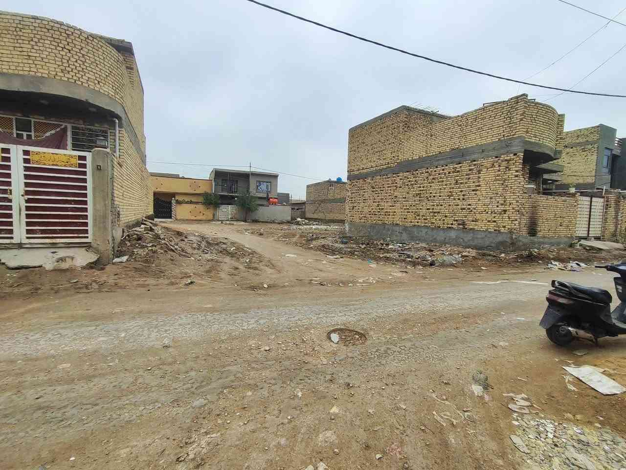 السلام عليكم قطعه للبيع بالبكرلي شارع الغسل طابو زراعي سند 25 باسم شخص واحد مساحه 200 متر 
على الشارع الرئيسي مباشرتا تبعد عن الشارع العام 100 متر قرب الاسواق الاولى بشارع الغسل 
للاستفسار مراجعة مكتب عقارات حسين المعموري الكائن قبل جامع سلمان المحمدي او مقابيل الطاقه الكهربائيه 
او الاتصال على الرقم *********** بادارة حسين المعموري
