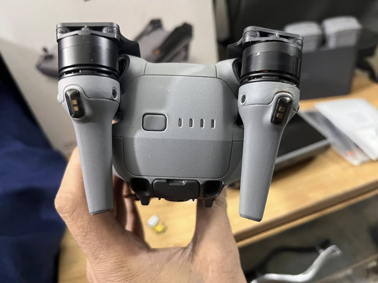 السلام عليكم 
dji.  
AIR.  3.  KOMPO. SMART
قطعه حرامات ينكال عليهه مستعمل 
اير ثري كومبو نضافه١٠٠/١٠٠ 
كامل ملحقات درون كفاله من كلشي 
شكد متتوقع نضيفه 
السعر والاستفسار ***********
مكاني بغداد الاعضميه 
توصيل متوفر

