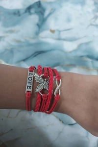 سوارات الصداقات من الجلد وفيه فراشة كبيرة وعلامات حب