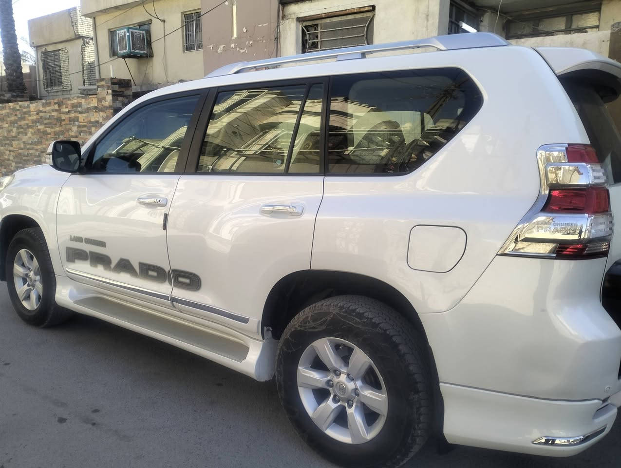 السلام عليكم اخواني
برادو للبيع 2016 كويتي دبل تانكي TXL  رقم (بغداد بأسمي) 
مواصفاتها معروفة 
فتحة سقف 
دبل تانكي
شاشة عرض 
تحكم ستيرن
مري شفط 
تشغيل عن بعد 
بصمات باب ثنائي
كامرة خلفية 
كشنات كهرباء 
والخ… 
السيارة ماشية (73الف)
مكفولة من الصبغ والضربة 
نظيفة جداً مهتمين بيها مامتعوبة
سعرها 38 قابل للتفاوض بشكل بسيط للراغب بالشراء 
رقم الاتصال***********
