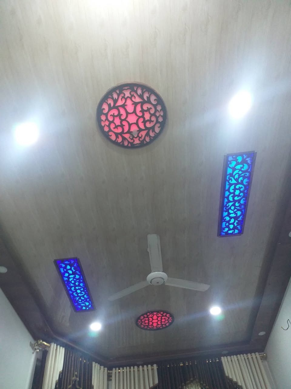 دار للبيع المباشر المساحة 166.5 حي المكرمة شارع 15 سعر 170 وبي مجال للشراي (بناء صب غرفتين وصاله واستقبال ومطبخ وصحيات 2 ومنور 2 والبناء طابوق جمهوري  بناء جديد 2019 تم بناء)+ هيكل طابق ثاني واصل للتسقيف متكون من 3 غرف
بعدهُ عن شارع كربلاء 5 دقائق مشي للإستفسار الاتصال او مراسلة واتساب  على الرقم ***********
