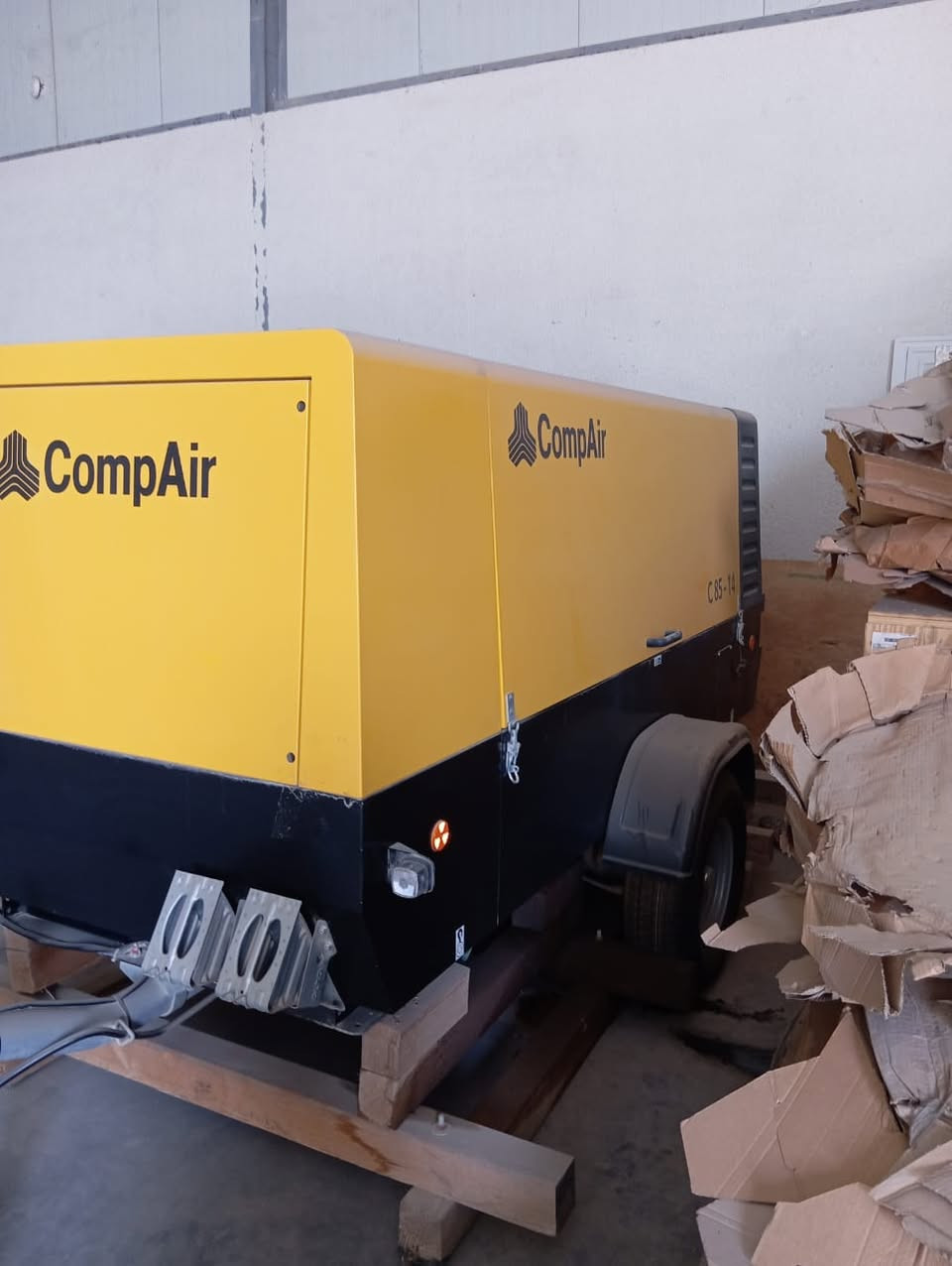 متوفر الان في مخازن شركتنا   CompAir 💪💪 

كومبريسر هواء C-85 

المواصفات :

1️⃣ ضغط الهواء 14 بار 

2️⃣ كمية الهواء 8.5 متر مكعب بالدقيقة 

3️⃣الجهاز جديد غير مستعمل ( زيرو )

4️⃣مناسب جدا للعمل في البيئات الصعبة و الظروف القاسية 

 

للاستفسار اكثر يرجى الاتصال على الرقم ***********
