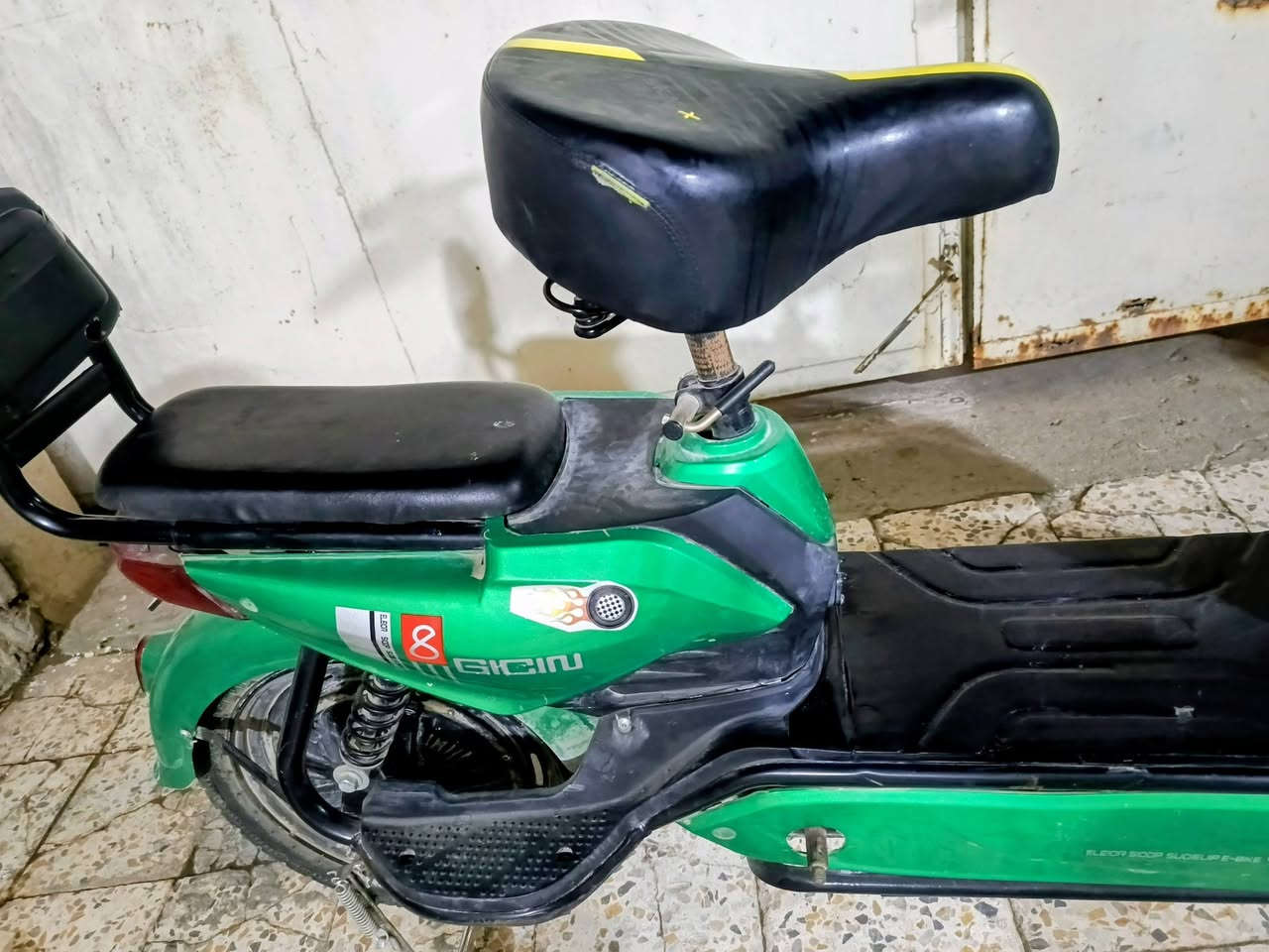 دراجة شحن حجم (16) الحجم الكبير خمسة بطاريات بشكل بطارية R9 ثلاثة سرع مواصفات كامله والدراجه نظافه فول مغلفه بنايلون حراري مال سيارات مابيها اي نقص كامله وجاهز استعمال بسيط السعر( 300)   ***********
