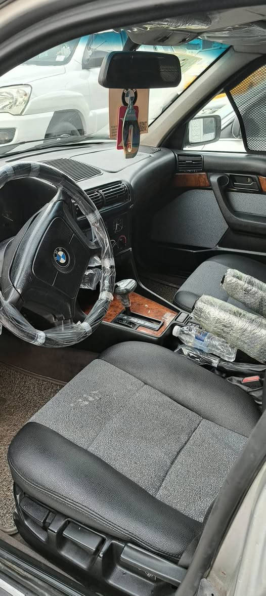 السلام عليكم للبيع BMW موديل 1992 محرك مسكر شرط كير وتماتيك شرط صدر امامي خلفي جديد تخم تاير جديد  فتحه داخل جلد دعاميات. m لايت زينون اكثر تفاصيل اتصل ***********
