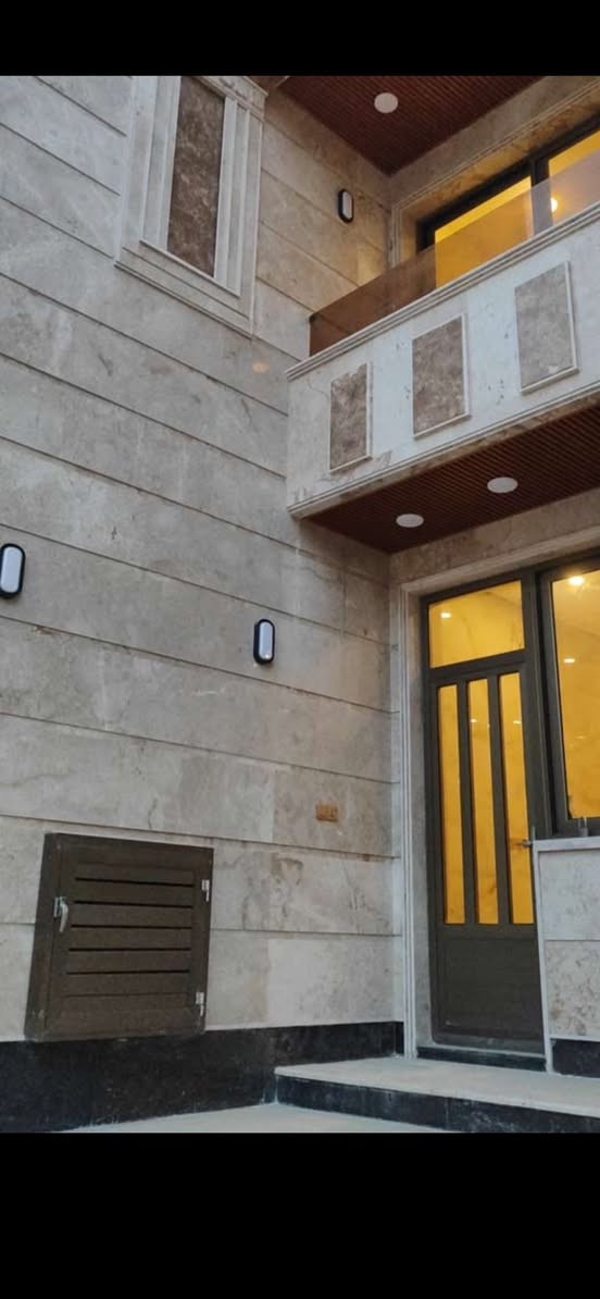 دار سكن حديث للبيع 🏠
📍 الموقع: الوزيرية – شارع المغرب – نجيب باشا

✨ المواصفات:
 • المساحة: 200 م²
 • الواجهة: 8 م × النزال 25 م
 • بناء حديث 2025
 • فول درجى اولى نار
 • واجهة مرمر – أرضية مرمر
 • شبابيك ألمنيوم تركي
 • أبواب قاصة منضومة
 • سبالت دفن منضومة
 • كاميرات مراقبة
 • أنابيب غاز دفن
 • يحتوي على مدخلين
 • استقبال، مطبخ، خدمات حولية كبيرة
 • 6 غرف نوم (سويتات)

📞 للاستفسار والمراجعة:
مكتب قصر المغرب للتطوير العقاري
📱 ***********
⸻
