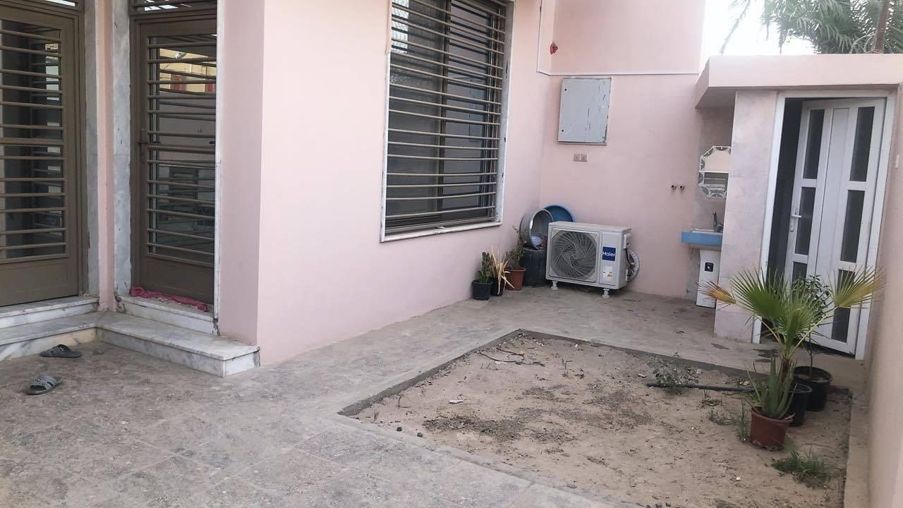 سلام عليكم  بيت للبيع  مساحة البيت 220طابو صرف في حي الضباط ثاني بيت  عن الشارع 80 موقع مميز جدا و منطقه راقيه جدا و سند  مستقل للستفسار الاتصال على الرقم ***********
