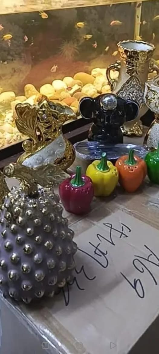 السلام عليكم عندي بضاعه كراتين  اريد أبيعها تقريبا 60 كارتون كل كارتون بي 10 قطع سعر الكارتون ب20 الف  للاستفسار الاتصال  *********** وهذا جزء من البضاعه
