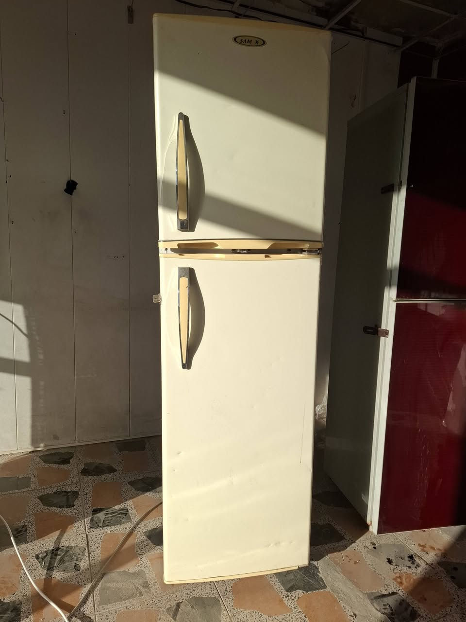 السلام عليكم للبيع انواع الثلاجات والمجمدات كبيرة وصغيرة وبأسعار مناسبة العنوان مقابيل تربية المحاويل ورشة وسام الطائي لصيانة كافة انواع الثلاجات والمجمدات وعارضات المحلات وشحن السيارات للاستفسار هاتف ***********. ***********
