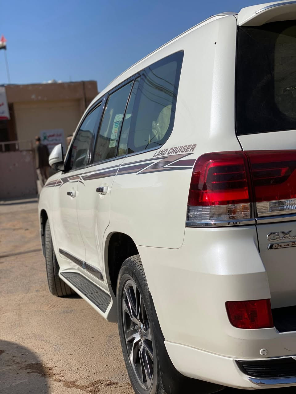 السلام عليكم
لاندگروز موديل 21
بريم اصل معروفة مواصفات البريم
كفاله عامه من الصبغ والبارد والتكحيل 
سياره جديده جداً 
بدون ملاحظات تخم تاير دلوب مال الشركه 
ماشيه 66 اصل 
السياره باسمي شخصياً تحويل مباشر 
السعر 62
مكان السياره بابل مركز المدينه 
للأستفسار ***********
