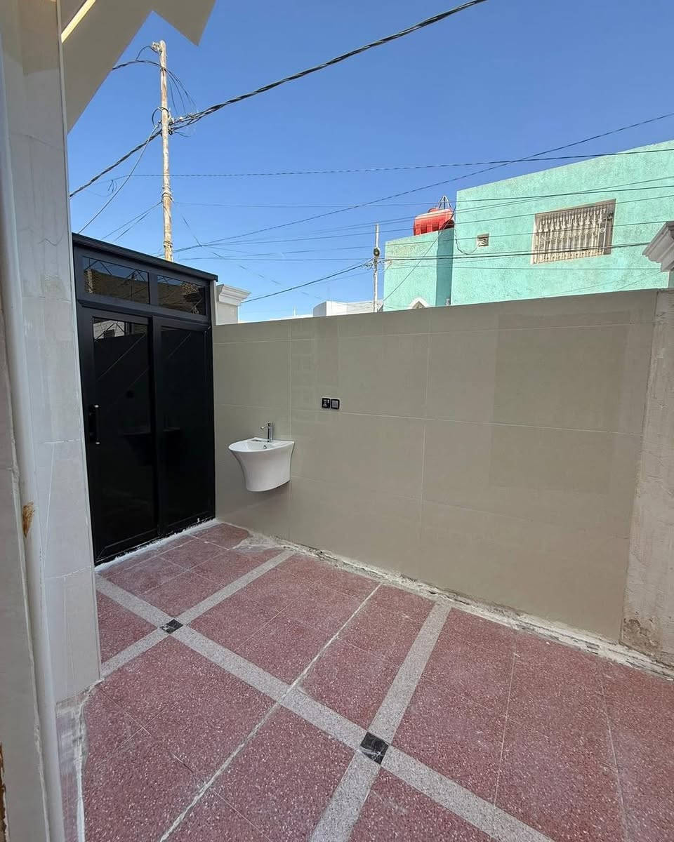 مكتب اياد اعلان عن داران  للبيع المساحه 200م حي السلام النجف الأشرف 🧿اللهم صلِ علىٰ محمد وآل محمد 🧿نظام المودرن الحديث فول vip الموقع  السلام 

التفاصيل:عندك عقار للبيع او مراوس دار قطعه ارض مرسله مكتب على رقم مكتب المساحه200م منطقه حي السلام   شارع 10
- الطوابق: طابقين  
- 6غرف نوم بيت نظام 
- البناء: فول vip
- الموقع:السلام  للبيع او مراوس 
- التصميم: شارع10 

الطابق الأول:غرف 2مطبخ  صاله صحيات 

الطابق الثاني:4غرف نوم صاله صحيات 

التواصل:مكتب اياد للعقار 

- مكتب : ***********/***********
- العنوان: حي السلام شارع المكاتب او شارع ابو دجاج قرب شارع مستوصف 

هذا الإعلان يظهر دارًا فاخرًا للبيع، مع تصميم عصري وتصميمات أنيقة.
