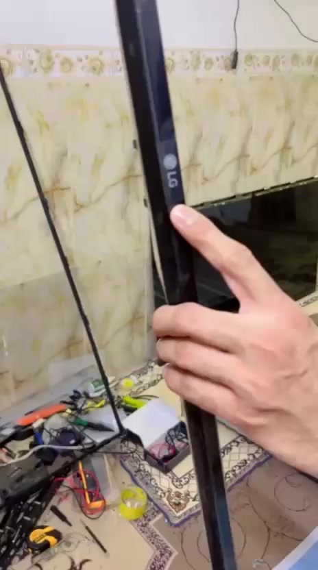 عندك شاشة عاطلة تريد اصلحها تواصل على الواتس آب وتدلل مكان الورشة بغداد الحسينية منطقة النفط مدخل الحمل خلف سوبر ماركت الزهراء شارع 20.  ***********
