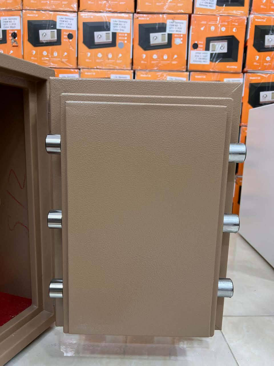 💥 قاصة بوس المانية الأصلية بقياس 50سم متوفرة حصرياً لدئ شركة الأمان
✅ مقاومة عالية للحريق تحمي أموالك وأوراقك الثمينة
✅ دبل كيلون ويا مفاتيح مشفرة ضد النسخ
✅ شفتات ستانلس ستيل قوية ضد الكسر 
✅ قاصة داخلية مزود بقفل للأغراض الحساسة
✅ رف متحرك وقابل للإزالة على راحتك
✅ ضمان 12 سنة على القفل
    🔥 السعر 160 الف نار 🔥 

📦 توصيل مجاناً لكل محافظات العراق
موديل حديث وعصري ملائم منزلك ومكتبك

⏱️ بخدمتكم على مدار 24 ساعة


**إذا كنت صاحب هذا الإعلان وتريد حذفه لأي سبب، رجاءا أرسل رسالة إلى الدعم الفني**