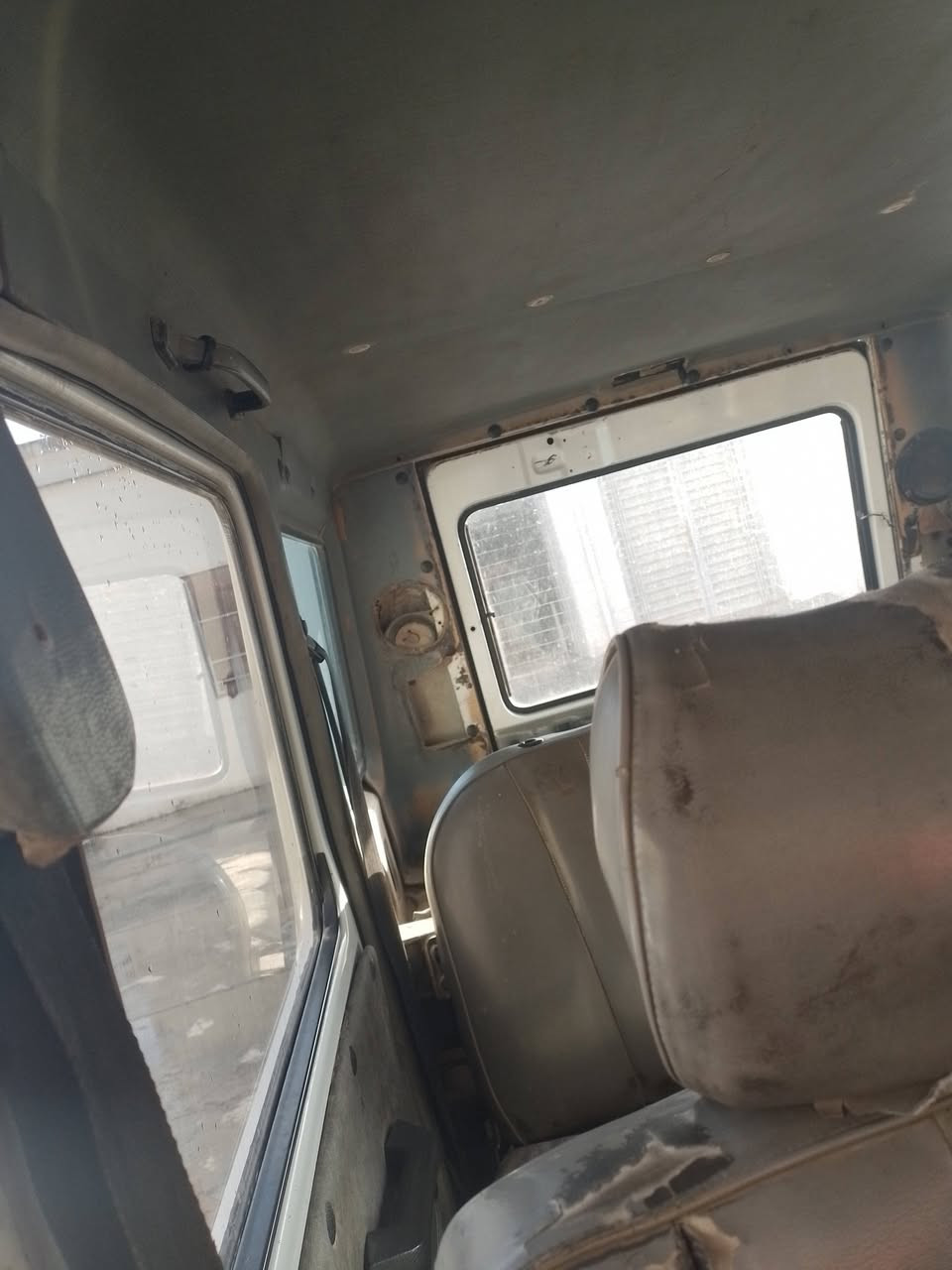 اخوان مارسيدس موديل ١٩٨٣ محرك راس ثور بي دخان بسمي هزه جديده تقريبا كشرها بلادي مكانها بغداد الحسينيه رقمها مميز سعرها ٦٥ بس الشراي  يخابرني ***********
