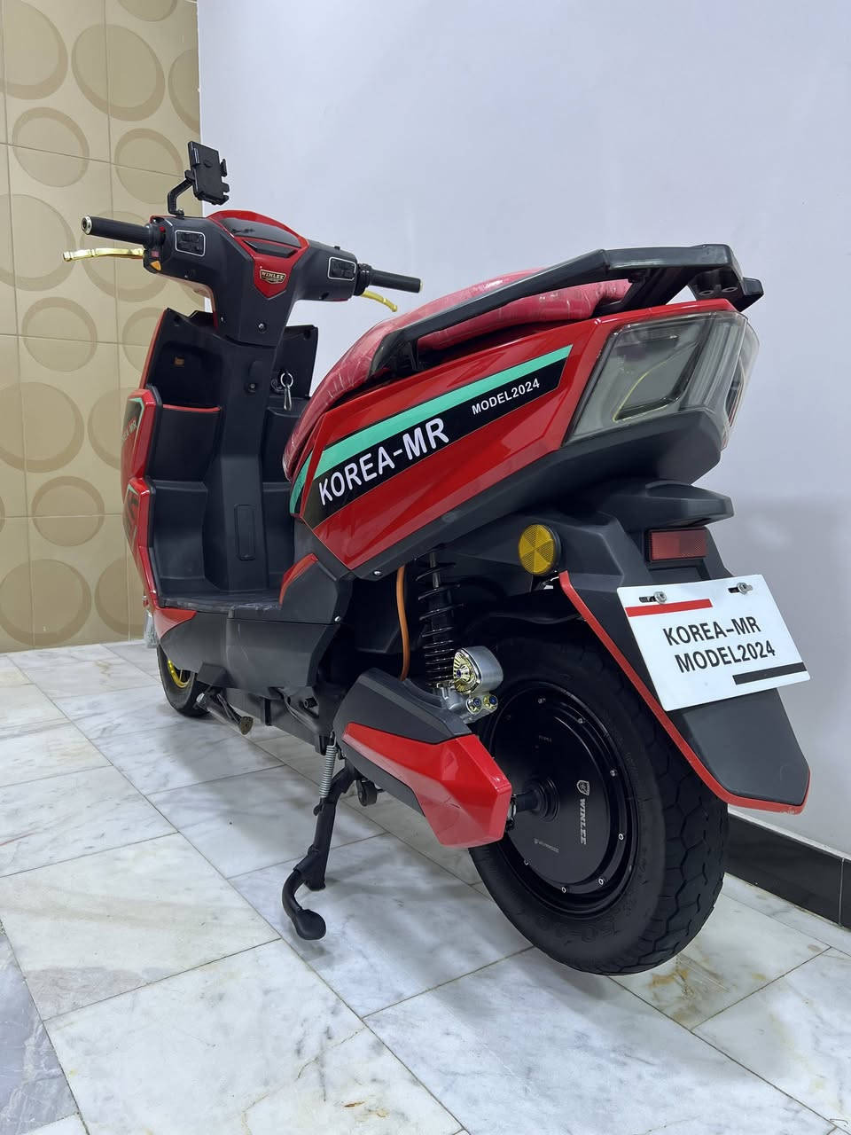 سلام عليكم. 
دراجة شحن
نوع KOREA 🇰🇷 MR
موديل 2025 وليس 2024
ماشية 8000 ولاكن غير حقيقي
بطاريات عدد 6 نوع وينلي
12V   32A البطاريات
صارلي شهر من شادهن
نضافة %99
گڤرات سليمة 
سوادات سليمة 
المرايات موجودات
لا كسر و لا فطر و لا تصليح
عقل مع ملف بلاديات 
ضفيرة بلادية ما مزلوغة
تايرات بحالة جيدة
لايتات LED عدد 4
سكنات مع دشبول
بيها 3 انضمة D P R
ويل حجم 350 
ويل مع دبلات 
مع يدات مزودات
بريكات دسكات
ستان تعليگ
ستان صفح
دبل اشارة
دبل سكليتر
عالي ناصي 
باقي الدراجة كله كامل و مكفول. 
بيها كارت واحد مع سويچ واحد. 
سعرها 800 ألف. 
و لحد يكلي الجديدة بـ 850 روح اخذ ما لازمك اني . 
مكاني بغداد الجديدة في شارع المسبح. 
*********** واتساب.
