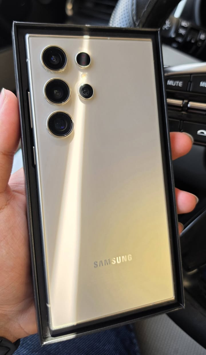 s24 Ultra 256GB للبيع
جهاز نظيف مرتب مكفول من كلشي ومداخل اي صيانة مع كافة الملحقات مالته وكارتون الجهاز شرق اوسط شريحتين استعمال خفيف

السعر 900 اف


**إذا كنت صاحب هذا الإعلان وتريد حذفه لأي سبب، رجاءا أرسل رسالة إلى الدعم الفني**