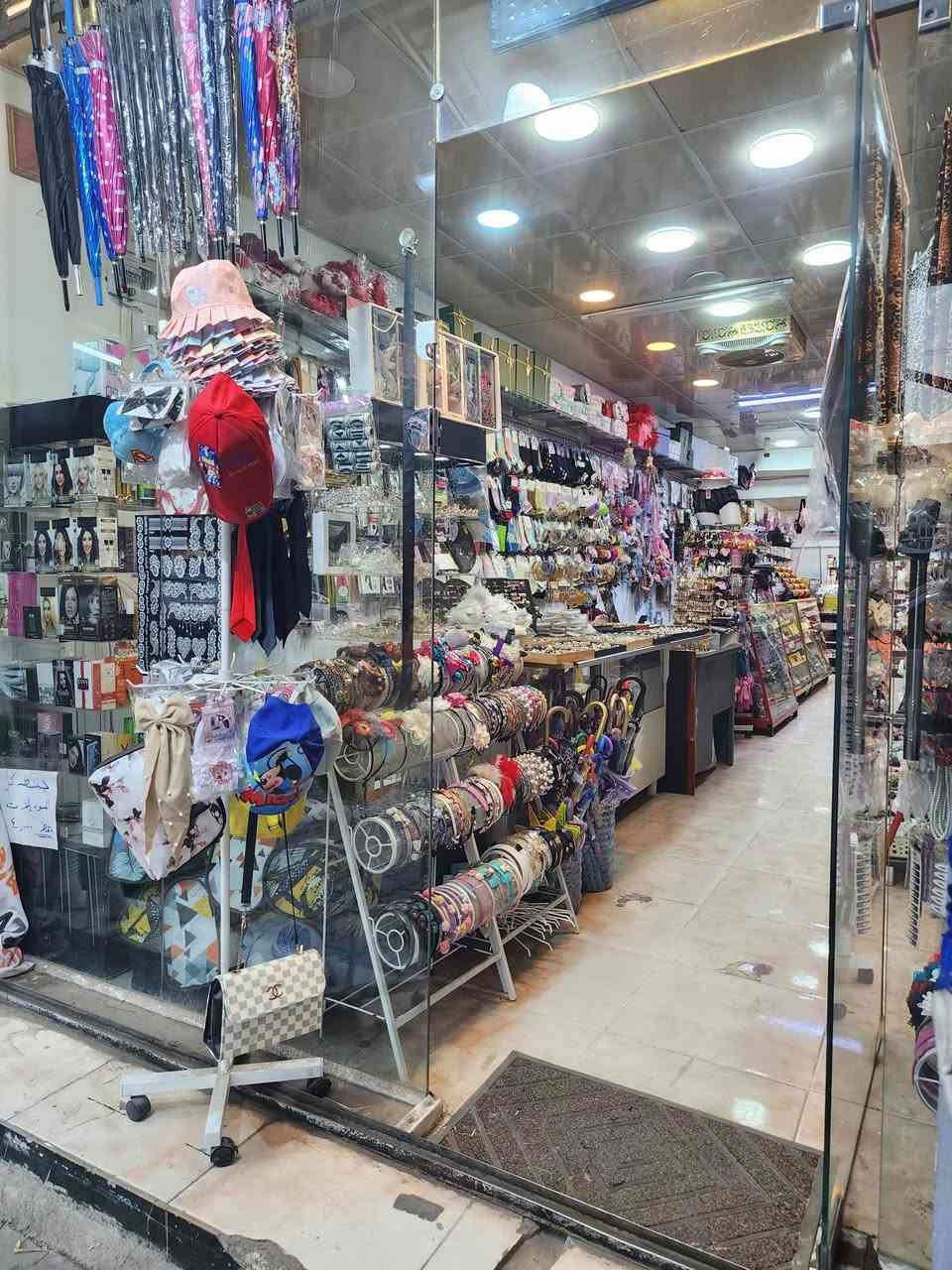 غراض بالمحل للبيع شلع مع العارضات و تعلاكات و بضاعة كلها شلع للاستفسار اكثر اتصال على قم ***********
