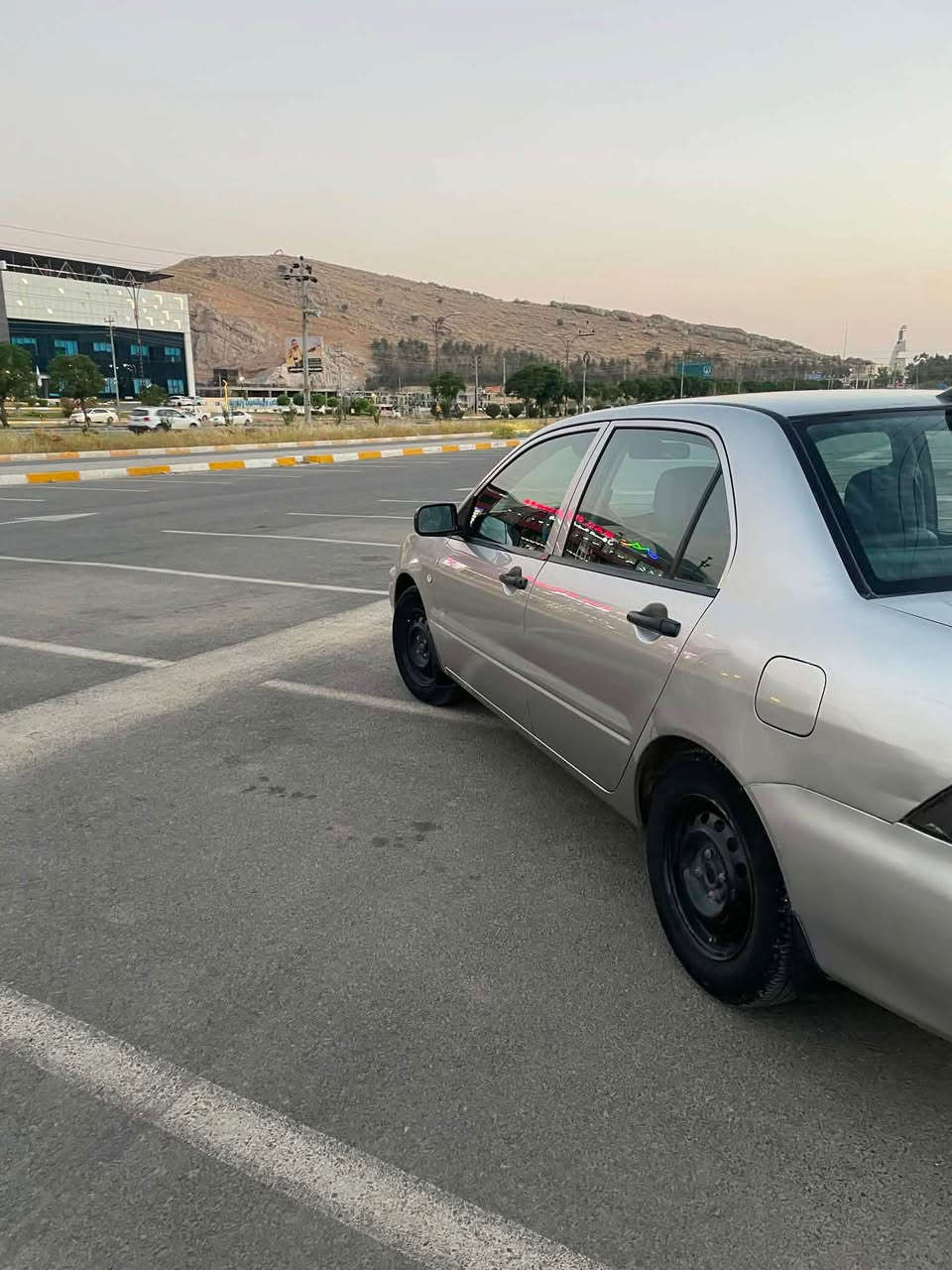 بە ناوی خوای گەورە و میهرەبان
مستەربۆشی لانسەر ٢٠١٠ مەکینە بچوک 
پارچە و پەڵەکی سبوخە جەمپیکی خەفیفی پیشی هەیە 
سەنەویو تایەی نویە 
کاڵبونەوەی نیە 
شوین / ڕانیە 
*********** رانية, السليمانية
