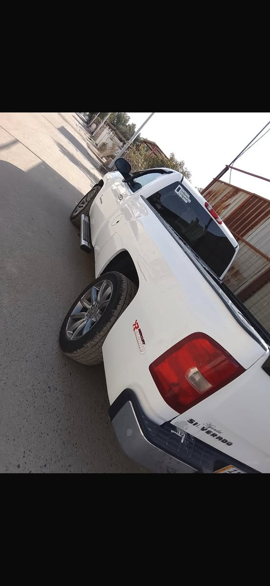 شوفر سلفرادو موديل 2012 سياره مكفوله اي نقص مابيه سياره خير من الله مكينته 6سندر   وسعر 120 مو شراي لا خابر ***********
