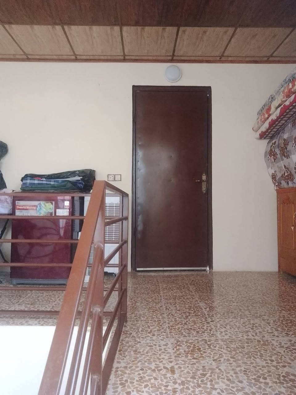 بيت طابق واحد ركن مساحته 135 متر سند 25الأرض زراعي بستان  ملك صرف يحتوي الدار علي غرفتين نوم واستقبال فقط  و مطبخ سيراميك و حمام و مرافق سيراميك ومناور 2 والسطح كاشي وخدمات كامله كهرباء وماء وتبليط السعر 105 قابل للتفاوض  العنوان مزارع زيونه   مقابل المرور رقم تلفون *********** كورك
