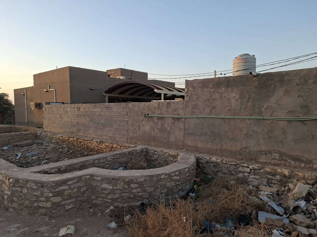 إعلان ………..٦٠٠

للبيع قطعة زراعية 

يوجد فيها بناء أساس حجر خريطة بيت كاملة

مساحة ٦٠٠م شارع خاص بالقطعة حصرآ وقرار كامل تبليط 

واجها ١٥م ونزال ٤٠م تبعد عن الشارع العام ٧٠م فقط

موقع تجاري وأستراتيجي

العنوان خلف معلق قطار ال معالي طريق مصفى النفط 

على شارع عام السايدين 

وجميع الخدمات متوفرة 

السعر الكلي 45 مليون

للاستفسار أتصال على الرقم

***********
