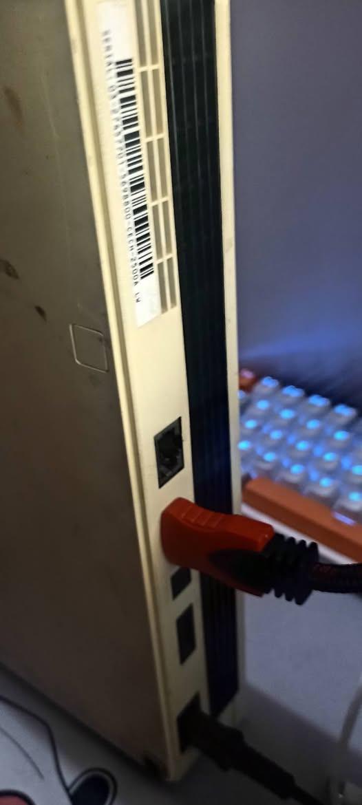 السلام عليكم بلي 3 اللبيع الجهاز كامل ملحقاته يجي وياه ثلاث يدات و هاردين 250g و 160g يجي وياه 44 لعبه قوية الجهاز اخو الجديد مهكر  غير مفتوح  السعر 100 الف اللتواصل *********** 
ماعندي توصيل
