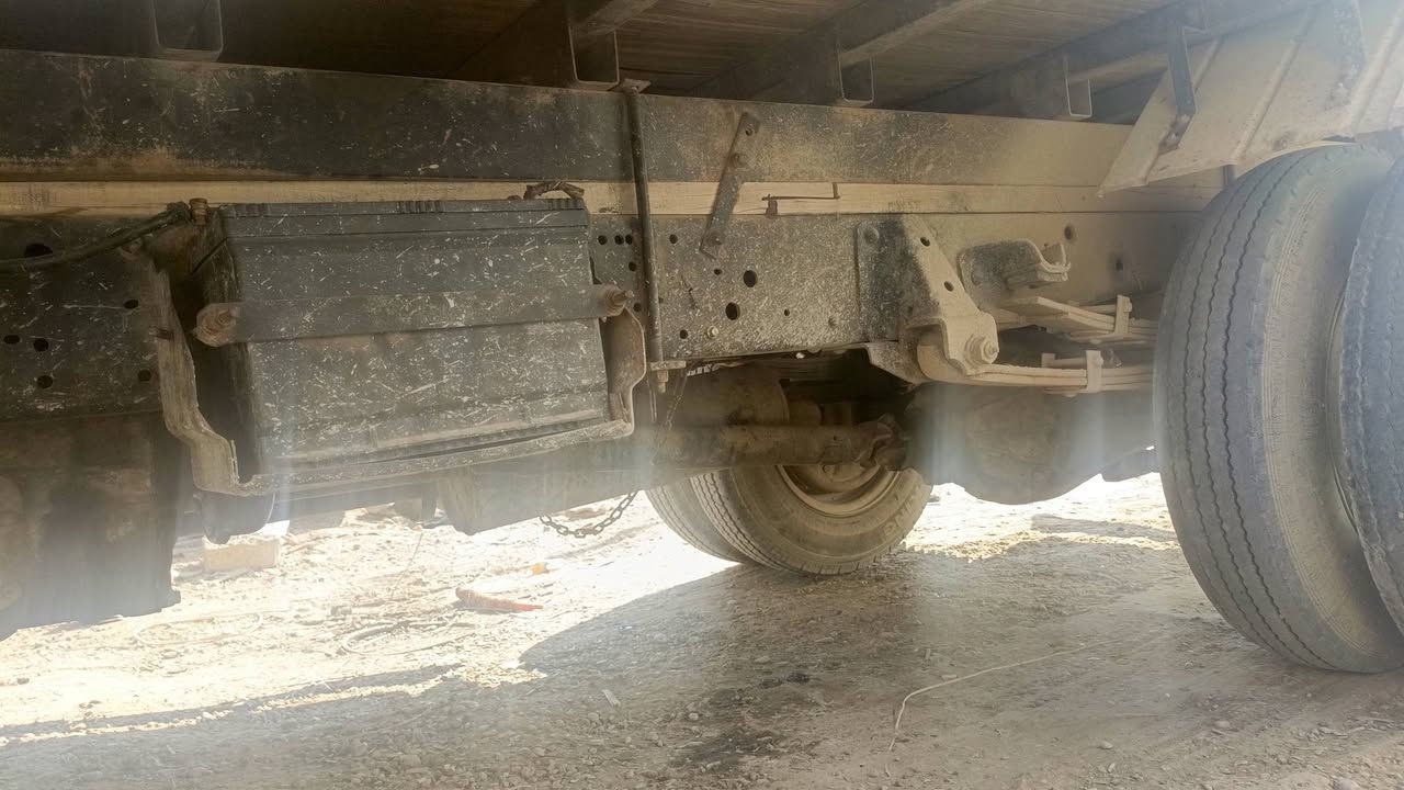 كنتر موديل 2012مكفول عامة  من صبغ ضربه  بسمي رقم بغداد نكليزي للبيع 55او مراوس حسب الغناعة بسيارة خصوصي بي ام او بطة أو ارنب أو أي سيارة خصوصي ***********كورك بي واتساب *********** مكاني بغداد تاجي
