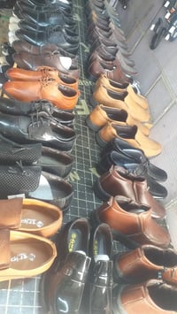 يتوفر احذيه جلد رجالي وشبابي سعر القطعه ٧ دينار العدد ١٢٠قطعه الاستفسا...