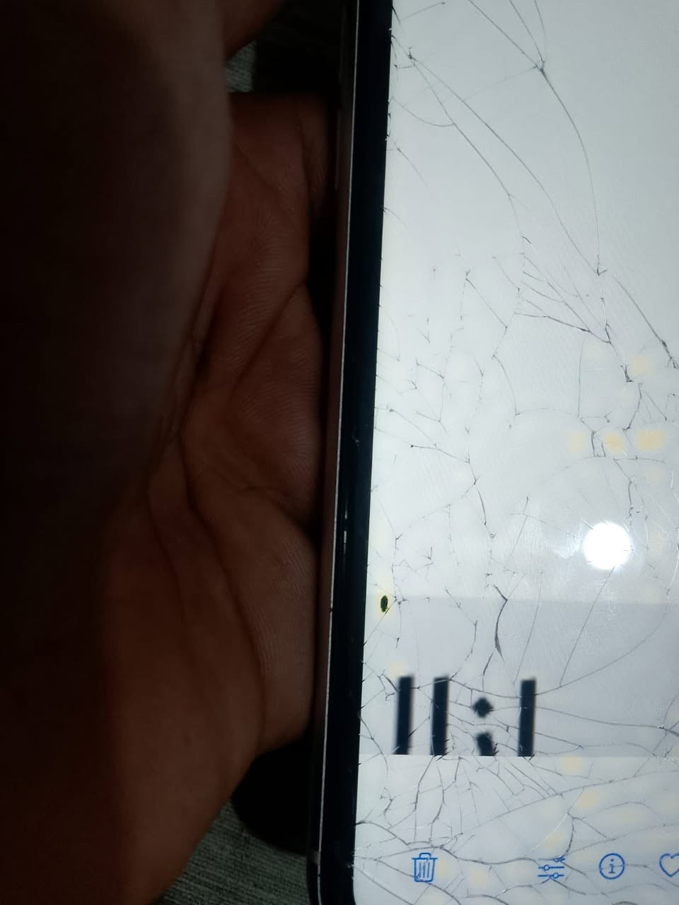 سلام عليكم
ايفون11عادي كلشي ما مستبدل بي وتر بروف 
البطاريه خدمه72
ولدكمه يلي تنصي الصوت واكفه ولصامت ❌
فيس ايدي شغال✅
الشاشه بيهه فطور ولاكن شغاله وكلشي ما بيهه شيء✅
الجهاز بدون كارتون وبدون ملحقات✅ 
العنوان البصره بريهه مكان عملي
السعر145الف فقط 
ماعندي توصيل ما عندي توصيل ما عندي توصيل 
مع تحياتي للجميع


**إذا كنت صاحب هذا الإعلان وتريد حذفه لأي سبب، رجاءا أرسل رسالة إلى الدعم الفني**