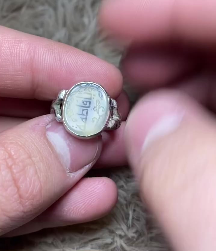 السلام عليكم خاتم عقيق يماني ابيض شفاف قديم لون مميز مخطوط يا فاطمه قياس الخاتم (18-19) للبيع 
يوجد توصيل *********** بدون حجز ومراوس رجائا
