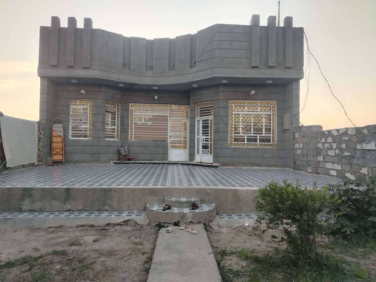 🏡 للبيع – بيت زراعي بناء حديث 2024
📍 الموقع: طريق السنية قرب حسينية أم البنين – عمود 676
▫️ يبعد حوالي 500 متر عن الشارع العام
▫️ قريب جداً على التبليط
📐 المساحة الكلية: 330 متر
🏗️ مساحة البناء: 180 متر
🌳 الباقي حديقة
✅ كونكريت مسلح
✅ ستارة كاملة
✅ بناء حديث وجاهز للسكن
✅ طابو زراعي
🔹 يتكون من: 🛏️ غرفتين
🍽️ مطبخ كبير
🛋️ استقبال
🏠 صالة
⬆️ طابق فوك وجوه
💰 السعر: 65 مليون قابل للتفاو
📞 للاستفسار خاص أو الاتصال على الرقم ***********

