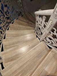 شقه طابق ثاني للبيع  معزوله عزل تام وحدها بالطابق( درج) غرفتين نوم وصا...