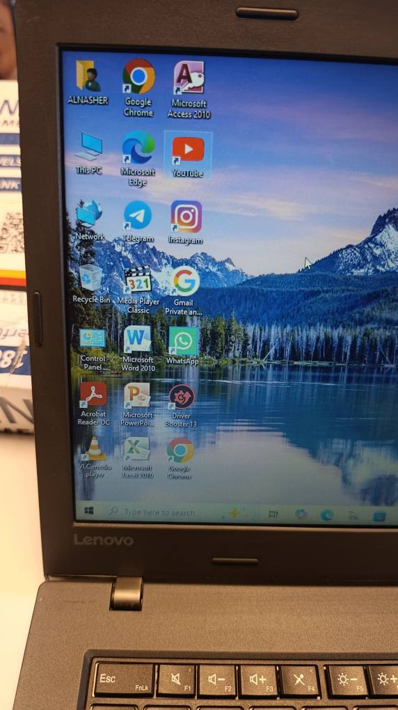 💻 للبيع: لابتوب لينوفو (Lenovo) - أداء سريع ومثالي للعمل والدراسة
​إذا كنت تبحث عن جهاز يجمع بين السرعة والسعر المناسب، هذا اللابتوب جاهز للاستخدام الفوري ومعزز ببرامج التصميم والأوفيس.
​✅ المواصفات التقنية:
​المعالج: Intel Core i5 (الجيل السادس) - أداء مستقر وسلس.
​الذاكرة (RAM): 8 جيجا (تضمن لك سرعة في فتح النوافذ المتعددة).
​التخزين: 256GB SSD (أسرع بـ 10 أضعاف من الهارد العادي في الإقلاع والتشغيل).
​البطارية: تدوم لمدة ساعتين متواصلة أثناء العمل الفعلي.
​المنافذ: يحتوي على منفذ HDMI للعرض على الشاشات، و4 منافذ USB.
​التحكم: يتميز بوجود دبل ماوس ودبل كلك لراحة أكبر في التحكم.
​✨ البرامج المثبتة (جاهز للعمل):
​حزمة Microsoft Office (وورد، إكسل، بوربوينت) كاملة.
​برنامج Adobe Photoshop للتصميم.
​جميع برامج التواصل الاجتماعي الأساسية.
​🎁 الملحقات:
​حقيبة لابتوب متينة.
​الشاحن الأصلي للجهاز.
​💰 السعر:
​250 ألف دينار عراقي (قابل للتفاوض البسيط للجادين).
​📞 للتواصل والاستفسار:
​يمكنكم الاتصال أو المراسلة عبر الواتساب على الرقم:
*********** بغداد, العراق
