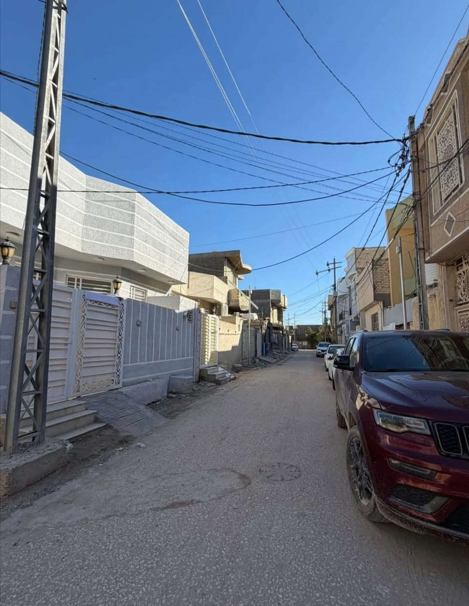 السلام عليكم
دار للبيع في كربلاء المقدسه قرب مدينه العاب السندباد ومستشفى العباس الاهلي 
المساحه ١٠٠ متر ركن طابق واحد 
الواجهه ٧ متر 
النزال ١٤ونص 
بناء طابوق درجه اولى البيت جديد يحتوي على غرفتين نوم واستقبال وصاله ومطبخ وصحيات 
خدمات كامله ماء مجاري كهرباء تبليط 
شارعه ١٠ متر تبليط 
والشارع الرئيسي مدخل الحي ١٥ متر 
السعر 150 مليون وبي مجال بسيط 
للاستفسار الاتصال على *********** أو واتساب نستقبل كافه عروضكم بيع وشراء
