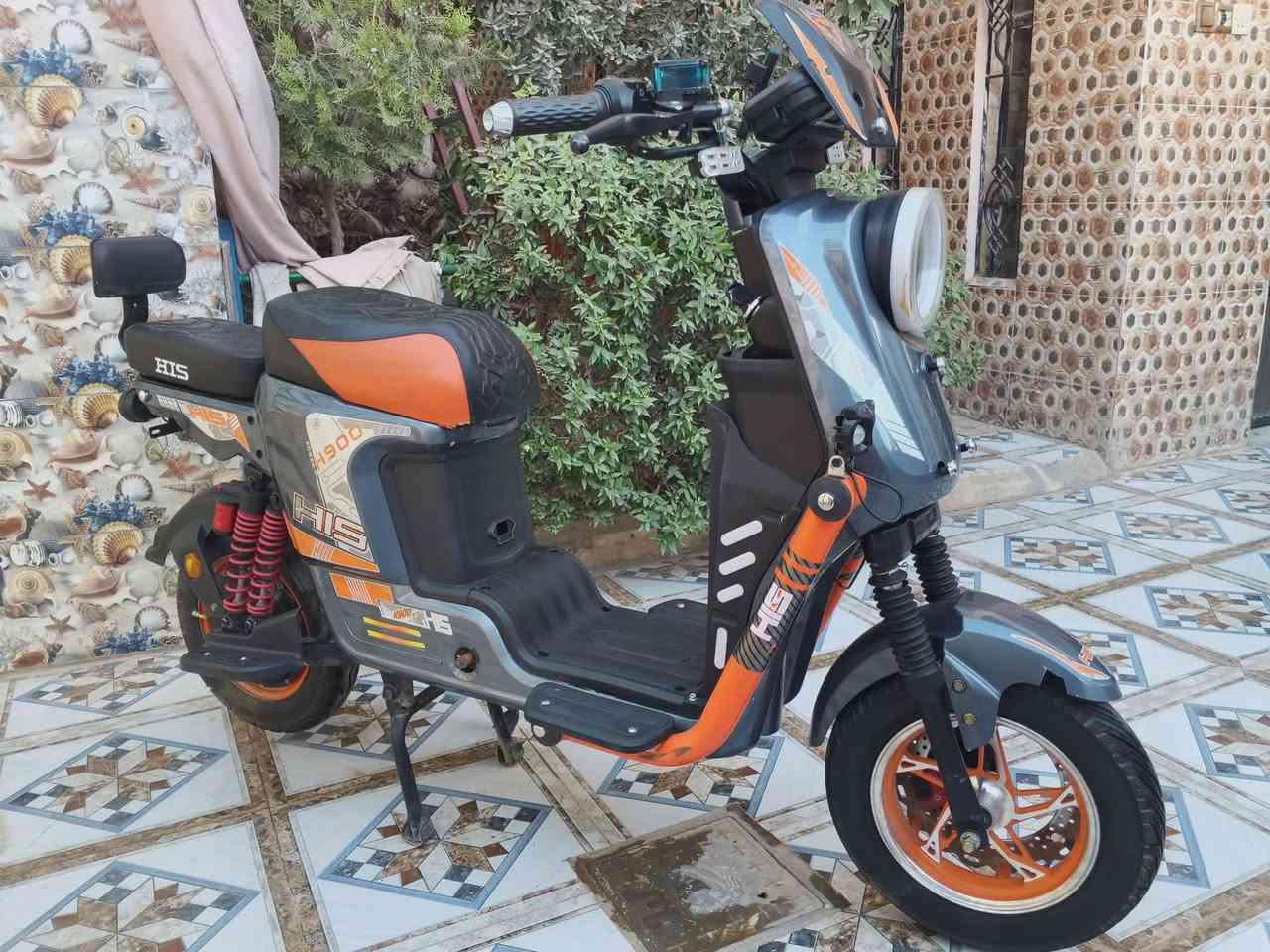 اللهم صلي على محمد وآل محمد 
( مكلف بلنشر ) 
دراجة شحن اسم HIS H900
✅ تعمل بالكهرباء (دراجة شحن).
✅ مقعد طويل يتسع لشخصين.
✅ ممتصات صدمات خلفية مزدوجة.
✅ فرامل قرصية أمامية على الأقل.
✅ إضاءة أمامية LED دائرية كبيرة.
✅ جنوط رياضية مع إطارات عريضة نسبيًا.
✅ مسند وسطي وجانبي.

دراجة ما متعوبة استعمال شي قليل (اخو لجديد) 

للمعلومة دراجة تعمل ب6 بطاريات لشحنة لوحدة 150 كيلومتر 

سعر لدراجة لشحن 475.000 
رقم لهاتف / ‏‪0775 642 2286‬‏
