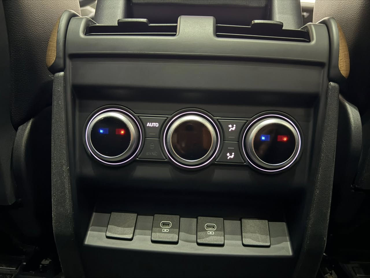 Defender X dynamic 
موديل : 2023 
الممشى : 31000 ميل 
وارد : امريكي (كلين تايتل )
اللون : فيلي 
حجم المحرك: 6 سلندر 
بدون صبغ مكفولة 
كراسي كهرباء - كاميرا - بانوراما - سلايد - حساسات - تحديد سرعة - كشن تدفئه - رادارات 360 - …….. . 
السعر : 62500$ 
للاستفسار : ***********
———————————————————————————-
Defender X dynamic 
ساڵ : 2023 
ماوەی رۆشتن : 31000 میل 
هاوردە : ئەمریکی (کلین تایتڵ )
رەنگ : نەوتی 
قەبارەی بزوێنەر : 6 بستۆن 
بێ بۆیاغ دەعامی بۆ دەعامی بە شەرت 
کوشن کارەبا ـ کامێرا ـ پانۆراما ـ سڵاید ـ حاسە ـ جێگیر کردنی خێرایی ـ کوشن گەرمی ـ رادار 360 - …………… . 
نرخ: 62500$ 
بۆ پەیوەندی : ***********
