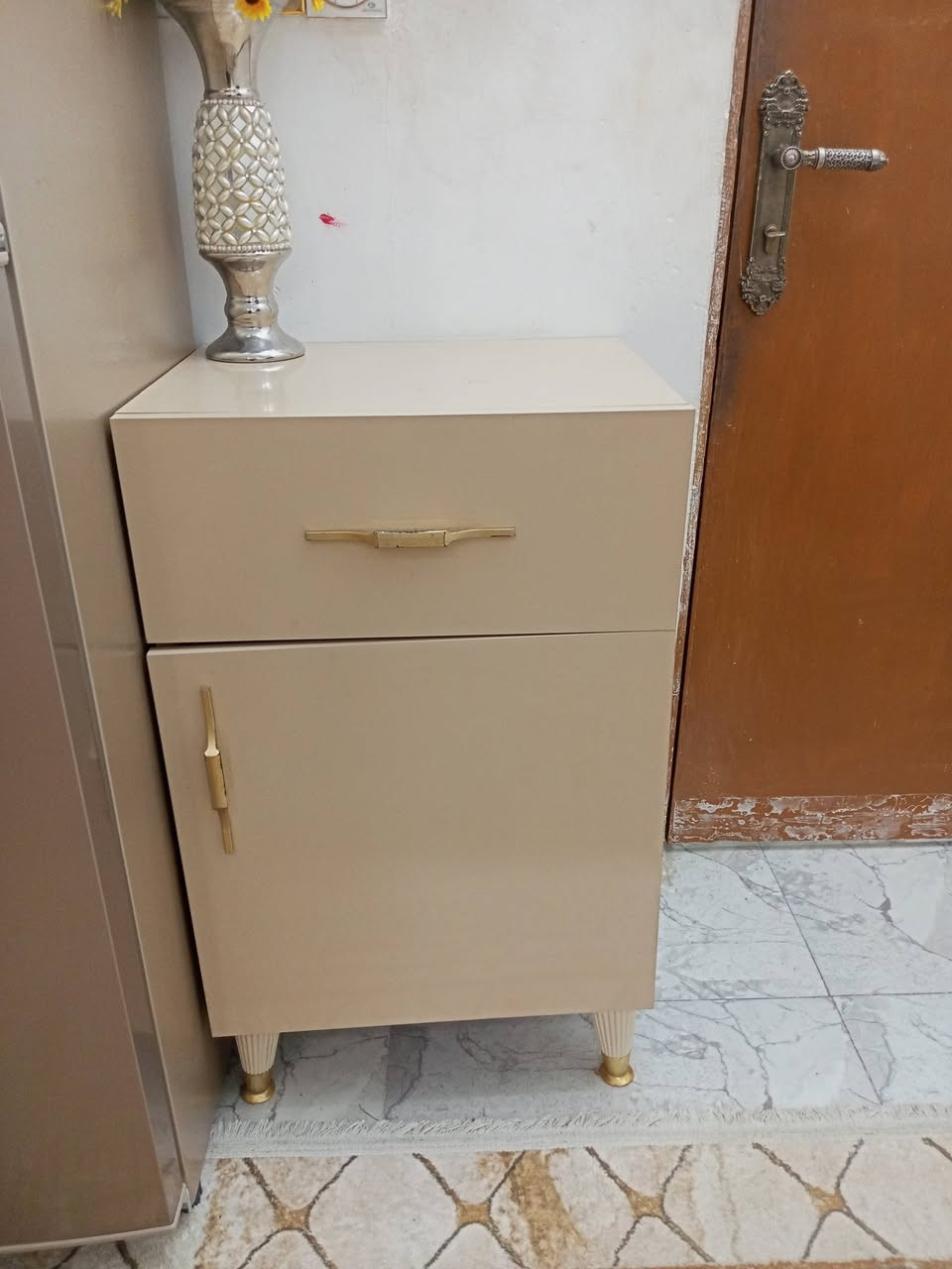 السلام عليكم ( للبيع ) غرفة نوم تركي 
( 11 قطعة )
1 - جرباية 
 ملحقات الجرباية اليمنى 2 وليسره 3
4 - ميز ابلازمة 
5 - ميز تواليت 
6 - كومدي 
7 - طابورية 
8 - كنتور 6 بيبان
9 - ملحق كنتور منفصل 2 باب  
10 - امراية عمودية 
11 - شازلون 

نضيفة كلش مصارلة سنة 

ودوشك وياه نضيف السبرنك الطبي 

السعر مع الدوشك ( 850 الف ) 

العنوان : بغداد الغزالية الهياكل شارع 60
رقم الهاتف : ***********
