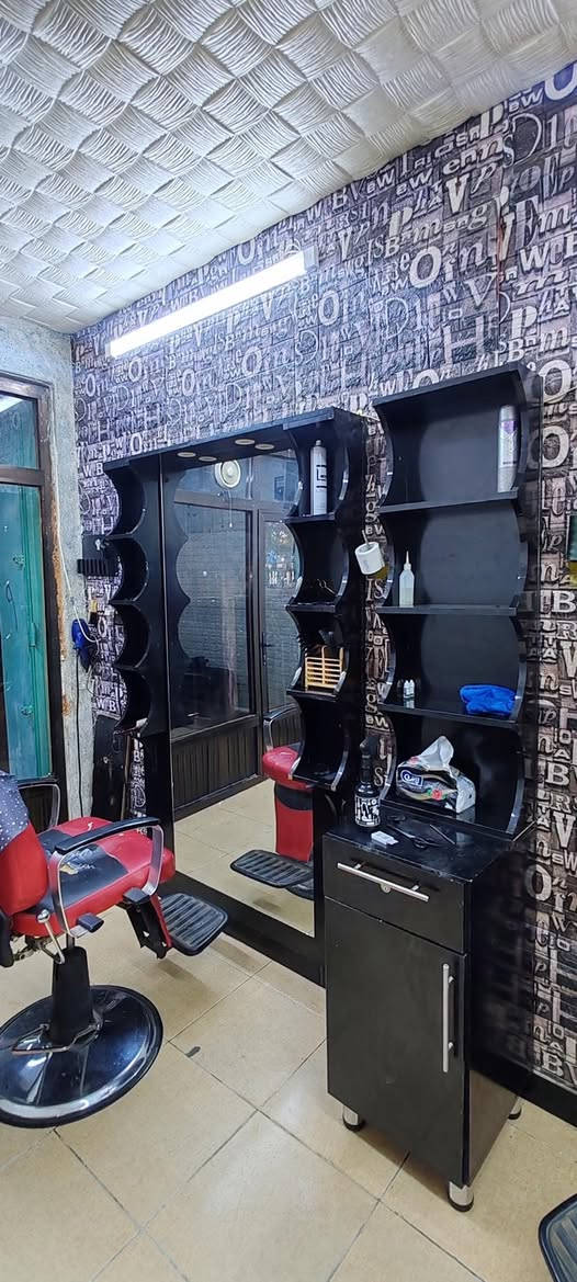 ميز حلاقة للبيع نضافه 95% 
للاستفسار : ***********
