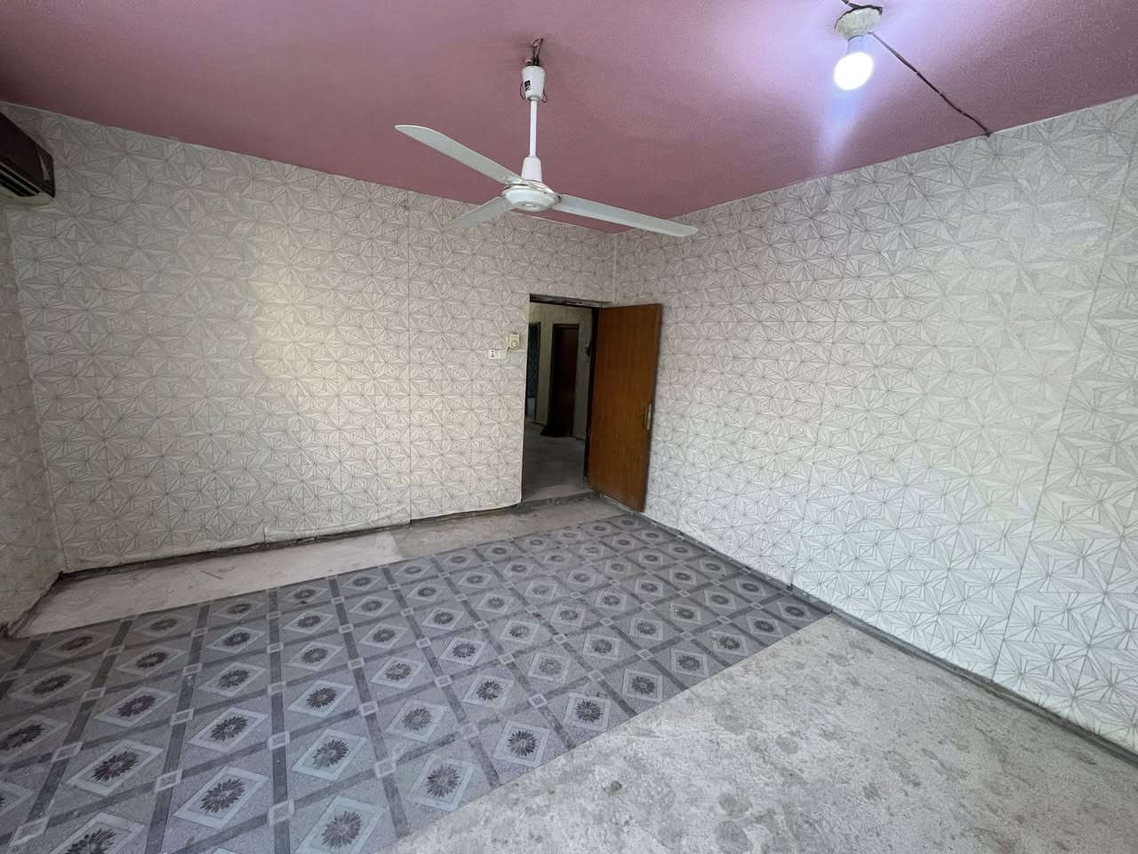 السلام عليكم بيت للايجار في منطقة كريطعة قرب جسر عشتار الجديد غرفتين وصالة كامل من كلشي كهرباء وسخان ومي للاستفسار الاتصال على الرقم ***********
