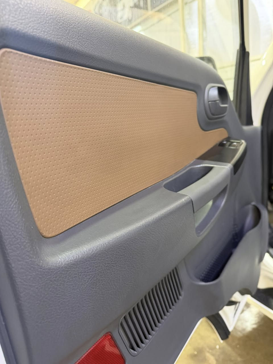 معرض شمس معارض الحبيبة
كيا بنجو براد
فحل / 4000
دبل كمبريسر
نضام كهرباء + ميكانيك
شاشة وتحكم ستيرن 
دبل ايرباك
نضام تزحلق 
السيارة كفاله عامة
العنوان بغداد معارض الحبيبية 
مقابل ملعب المدينه الدولي
موبايل : ***********
