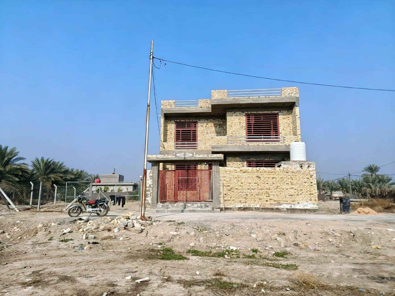 السلام عليكم.  اني صاحب الدار
الدار للبيع بناء حديث.‼️  ‼️

المساحة 400متر 

200متر بناء ولباقي 200مسيجه بي ارسي 

يحتوي على غرفه نوم عدد 4

صاله عدد1 كلدور عدد2
صحيات خارجيه وداخليه 

نوع العقار طابو زراعي سند 25(بسمي) 

؟؟ ملاحضه البيت نقص جص وبورك وارضيه حالين الارضيه صب ؟؟؟ 
العنوان الحله الورديه قرية الامام سيد موسى قرب مدرسه مالك الاشتر للبنين 
للسستفسار الاتصال على الرقم وتساب 

***********
كافة الخدمات متوفر مركز صحي ومدارس وماء وكهرباء وخط نقل وتبليط
