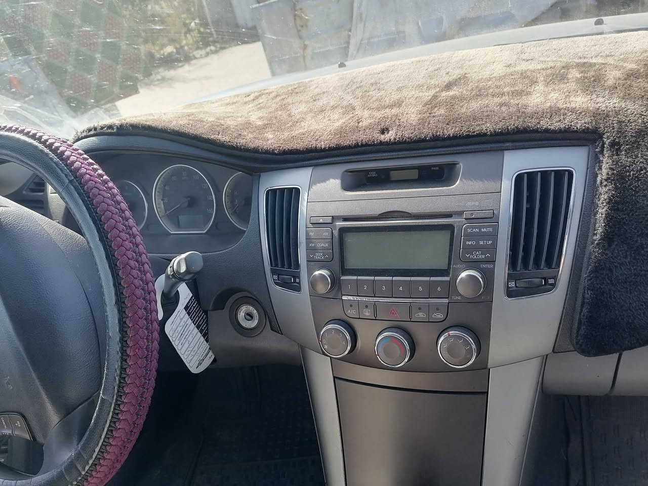 السلام عليكم من رخصت الادمن للبيع سياره سوناتا ٢٠١٠ سليمانيه بيه قطعه وشبرين صبغ وارد محرك ٢٤٠٠ دوش مكفول محرك كير وتبريد تايرات جديد وباتري جديد غرفتها نظيفه حيل تحويل بدون وكاله صدر خلفي جديد والامامي جديد لون نفطي مكان كركوك رقم الجوال *********** سعر ١٢٧ مجال
