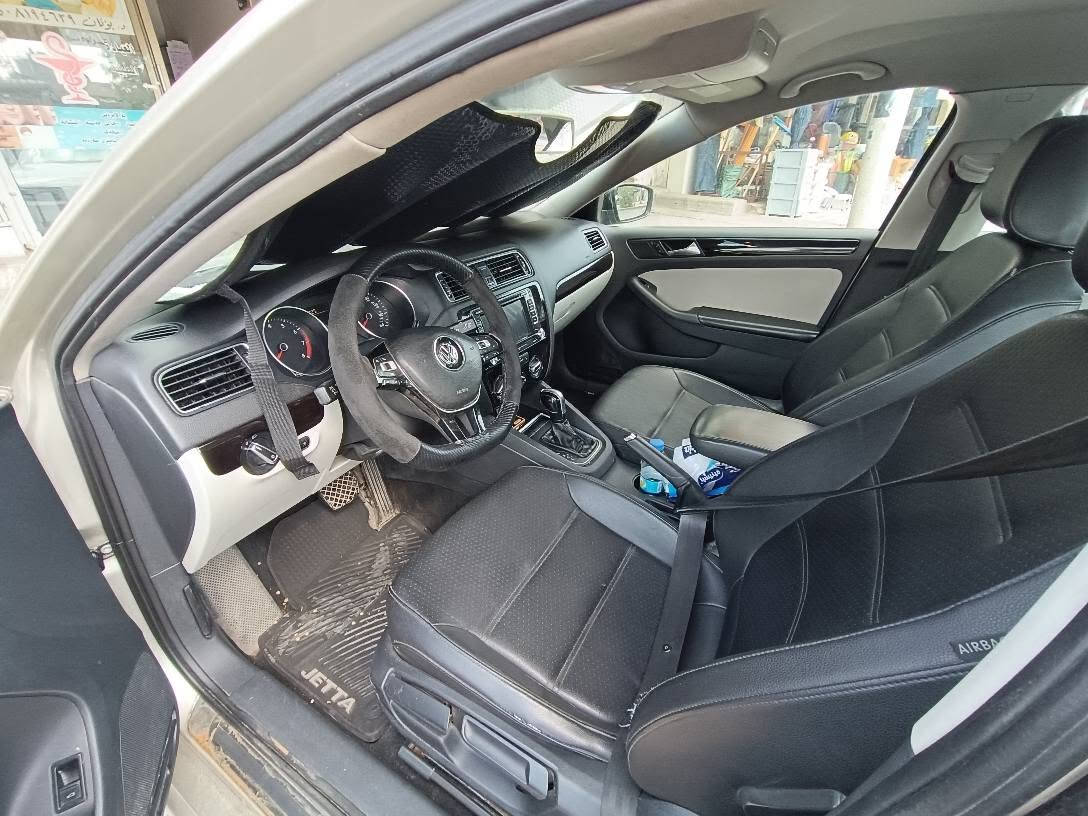 Volkswagen , jita 
model : 2015 
تەنها چامڵغ و نیو دەرگای شەکن لێدانی هەیە بەبێ ناوگرتن ، گێڕو مەکینە و هەموو شتێکی بە شەرت ،، کوشت هیتەر ، مەکینە 1.8تۆربۆ ، مواسفات ئەمریکی ، هەزەی نوێیە ، بەڵام سەنەوی بەسەرچووە ، وە سەیارەکە نمونەیە لە پاکی  
بۆ زانیاری زیاتر ، پەیوەندی بەم رەقەمەوە بکەن لە رەقەم و لە واتساپ :***********
وە نرخی ٩٥ گەڵا و مەجالێکی برایانە أربيل, العراق
